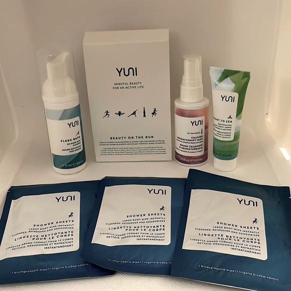 Yuni Beauty on the Run Travel Kit - NWT - Picture 1 of 8